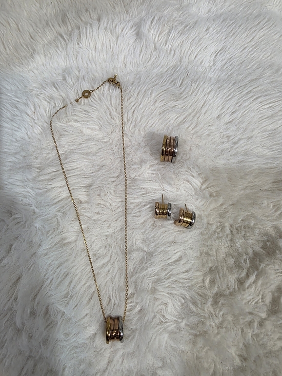 None Jewelry - High Qlty Tri-Tone Stacked Pendant Necklace and Stud Earring Set - Gold & Silver